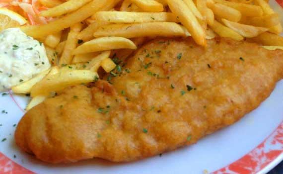 Poisson frit, frites et coleslaw