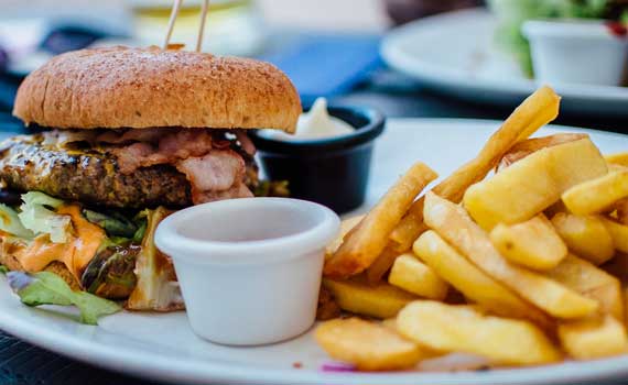 Assiette de hamburger, frites et salade