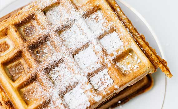 Gaufre à la confiture, morceaux de fruits